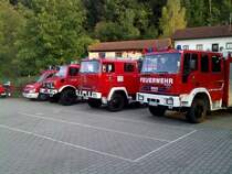 Fahrzeuge der Freiwilligen Feuerwehr Markt Kraiburg am Inn

von rechts nach links:

LF 8/6 auf Iveco Magirus 100E21 4x4;
TLF 16/25 auf Magirus Deutz 192D11;
RW 1 auf Mercedes Benz Unimog U 1300 L;
MZF auf Mercedes Benz Sprinter 313;

Aufgestellt zum 1. Weinfest am 26.September 2009

Internet: www.feuerwehr-kraiburg.de