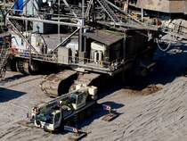 Ein Gr��envergleich. Wie ein Spielzeug sieht der Liebherr Autokran der Firma Breuer & Wasel neben dem Braunkohlebagger aus. Das Raupenfahrwerk des Baggers ist fast genau so hoch wie der Autokran. Gesehen am Braunkohletagebau bei Inden.