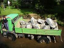 Dieser MAN Kipper beliefert gerade die Wasserbaustelle im Erzgebirge mit einer Ladung Wasserbausteine der Grenklasse 5.