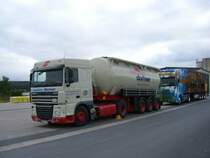 Ein Silozug der Spedition Wormser bei der Firma Gebr. Dorfner, fr die er auch wirbt. (dahinter der Herzo-Truck)(09.09.2007)