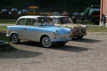 Am 03.und 04.10.09 fand das 3.WCd Schmalspurfestival auf der Museumsbahn Sch�nheide und dem Bahnhof Sch�nheide S�d statt.Neben dem Bahnhof in Sch�nheide S�d waren auch diese beiden Trabant zu bestaunen.Vorn ein 600 daneben ein 601.