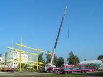 Mercedes 323-4 mit Aufbaukran HK35 beim Demontieren eines Fahrgeschftes am Rieder-Messegelnde; 070916