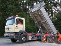 STEYR33S40 kippt eine Fuhre Sand bei einer Baustelle ab;090929