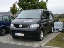 VW T 5 mit Werbung f�r die Firma Leonhardt steht auf dem Parkplatz der Fulda-Galerie anl. des 1. Fuldaer Autotages am 04.10.2009 auf der Fulda-Galerie