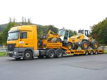 MB Actros 2844 der Spedition Felixhuber mit Tieflader steht an der Tankstelle Fulda-Lehnerz am 04.10.2009