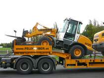 Liebherr 509 auf einem Tieflader an der Tankstelle Fulda-Lehnerz am 04.10.09