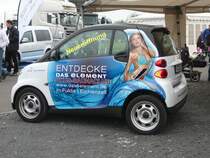 Smart mit Werbung f�r das 5. Element ausgestellt beim 1. Fuldaer Autotag am 04.10.2009 auf der Fulda-Galerie