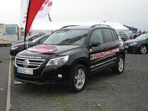 VW Tiguan mit Werbung f�r die  Fulda Challenge  ausgestellt beim 1. Fuldaer Autotag am 04.10.2009 auf der Fulda-Galerie
