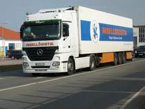 Am 07.September 2009 wartete dieser Mercedes-Sattelzug an einer Kreuzung in Bergen/R�gen.