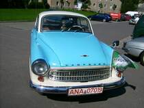 Wartbur 311/1000 vor der Burkhardtsdorfer Mehrzweckhalle im Rahmen der Oldtimertour durchs Erzgebirge