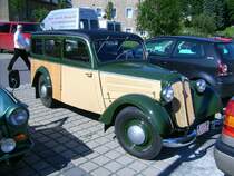 Dieser F8 Kastenwagen war bei der Oldtimertour fr den neuen Erzgebirgskreis unterwegs. Hier auf dem Parkplatz vor der Zwnitztalhalle in Burkhardtsdorf.