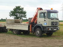 MAN F2000 mit Allradantrieb, Meiller-Kippbr�cke und Atlas-Ladekran.