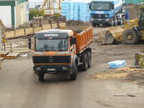 Mercedes-Bens der Baufirma Rogalski mit Meiller-Kippbr�cke