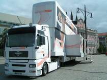 MAN mit dem Spezialauflieger  FaszinationHren  macht am NeuenMarkt in Rostock Halt; 070827