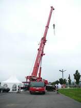 Liebherr-Kranfahrzeug der Firma SCHUCH beim 1. Fuldaer Autotag am 04.10.2009 im Ausstellungsgel�nde  Fulda-Galerie 
