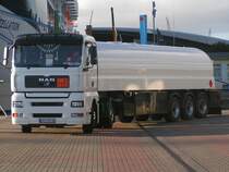 MAN mit Tankauflieger am Hafengelnde von Warnemnde, im Hintergrund Kreuzfahrtschiff CONSTELLATION; 070828