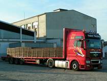 MAN der Sped.Huber Harpfing ist mit einer Lieferung Betonstahlgitter am Messegelnde in Ried i.I. eingetroffen; 09107