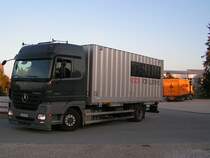 ACTROS1836 kurvt in den Abendstunden zum Wechselbrckenumschlagplatz am Messegelnde in Ried i.I.;091007