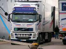 VOLVO FH12 mit Khlauflieger hat Nachschub fr die AIDA-Aura; Hafen Warnemnde 070831