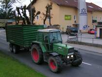 Rasant ist dieser Fendt mit einem Einachstandemkipper im Stadtgebiet von Ried i.I. unterwegs; 091008