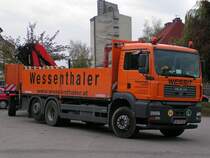 MAN TGA26.460 einer Vcklabrucker Baustoffbetriebes kurvt am Bahnhofsvorplatz in Ried i.I.;091008