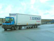  Pusher  ziehen am Gelnde des Hafen Rostock Sattel-Auflieger von bzw. in die mchtigen Fhrschiffe; 070831