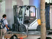 STILL RX 70-30 mit Hybridtechnologie

maximale Tragfhigkeit: 3.000 kg
maximale Hubhhe:       8.475 mm
Fahrgeschwindigkeit:       21 km/h
 
Ausstellungsstck auf der Bauma 2007