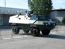 Ein gepanzertes Polizeifahrzeug verschnert die Landschaft am Schnefelder Flughafen, Berlin 16.09.07