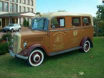 Opel Blitz vor dem Schloss Reinhartshausen in Erbach (Rheingau); 09.10.2009