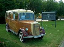Opel Blitz vor dem Schloss Reinhartshausen in Erbach (Rheingau); 09.10.2009