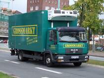 MAN mit Khlwagenaufbau ist auf den Straen in Cuxhaven unterwegs;090831