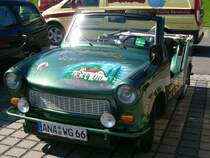 Plastickbel Trabant 601 Kbel auf dem Parkplatz vor der Zwnitztalhalle in Burkhardtsdorf anlsslich der Oldirundfahrt durchs Erzgebirge