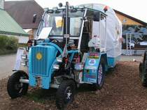 17 PS-Traktor (Marke Sonnenknecht Mauser, Baujahr 1957), mit einem Spezialanhnger, in welchem der bentigte  Biosprit  gepresst wird.
Mit diesem Gespann sollte eine 12000km Distanz von sterreich nach Indien mit 10km/h Durchschnittsgeschwindigkeit als  Selbstversorger  zurckgelegt werden.
