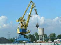 Ein Hafenkran am Hafen ENNS ist mit der Schiffslschung von Soja fertig und legt den  Wetterdeckel  auf den Annahmesilo. 070913