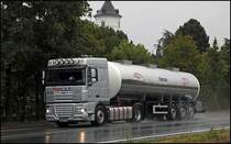DAF XF105.410SC  SpaceCab  von WIEGERT MILCH mit einem Milchtankauflieger mit HUMANA Logos. Aufgenommen am 01.09.2009 in Warendorf.