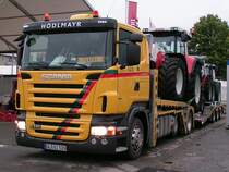 SCANIA-R440 hat zwei mchtige Steyr-Traktoren geladen, und steht abfahrtsbereit am Messegelnde in Ried i.I.;090914