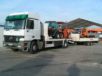 ACTROS transportiert die beladenen Ausstellungsfahrzeuge vom Messegelnde in Ried i.I. ab;090915