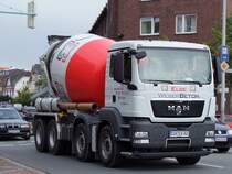 MAN,TGS32-360 ist im dichten Stadtverkehr von Cuxhaven unterwegs;090831