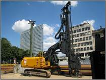 Dsseldorf, Projekt K-Bogen, Jan-Wellem-Platz, 01.06.2009: Diese Ramme habe ich auf dem Jan-Wellem-Platz in Dsseldorf fotografiert. Dort ist nun neben der Wehrhahnlinie ein weiteres groes Bauvorhaben gestartet, der sogenannte K-Bogen, bei dem etliche Straen in Tunnel verlegt, der Hofgarten mit der Knigsallee (K) verbunden und ein Teil des Jan-Wellem-Platzes bebaut werden soll. Hier ging es aber zunchst mal um vorbereitende Kanalisations-Arbeiten. 