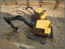 Dsseldorf, U-Bahn-Projekt Wehrhahnlinie, knftiger Haltepunkt Kirchplatz, 28.06.2009: Diese beiden Volvo-Bagger waren beim Bau des Deckels des knftigen U-Bahn-Haltepunkts beteiligt. Man beachte die Kette des greren der beiden Bagger, da gab es wohl ein kleines Problem...