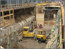 Dsseldorf, U-Bahn-Projekt Wehrhahnlinie, knftiger Haltepunkt Kirchplatz, 28.06.2009: Diese beiden Volvo-Bagger waren beim Bau des Deckels des knftigen U-Bahn-Haltepunkts beteiligt.
