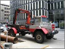 Dsseldorf, U-Bahn-Projekt Wehrhahnlinie, knftiger Haltepunkt Benrather Strae, 05.07.2009: Dieses sehr kurios aussehende, irgendwie nach  Marke Eigenbau  aussehende Baufahrzeug mit einem Gelenkarm wie bei einem Bagger war lngere Zeit ber auf der Baustelle im Einsatz. Keine Ahnung, wie ich das vernnftig kategorisieren kann, bitte um Ratschlge.