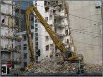 Diesen gewaltigen Abbruch-Bagger des Herstellers Caterpillar habe ich am 14.07.2009 in Dsseldorf aufgenommen. 