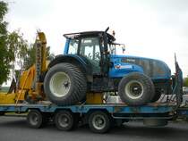 Valtra mit Pflegebereifung auf einem Tieflader gesehen auf einer Tankstelle an der A 4 Metz - Paris