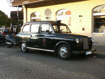 Taxi vor einem Pariser Hotel am 10.10.2009