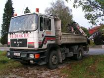 MAN 19.322 hat soeben bei einer Baustelle Kies abgeliefert; 090929