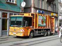 MB Econic der Stadtwirtschaft Erfurt am 13.10.2009 in Erfurt bei der Mlltonnenentleerung