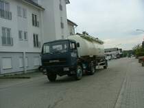 Schrottiger Mercedes-Benz NG Sattelschlepper mit moosigem Siloauflieger (07.10.09, Lorsch).
