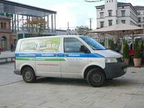 VW T 5 vom Verlag Dr. Barthel steht auf dem Bahnhofsvorplatz in Erfurt am 13.10.2009