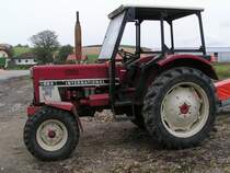 IHC-533 wartet vor einem landwirtschaftlichen Betrieb nhe Ried i.I. auf weitere Einstze ;091015